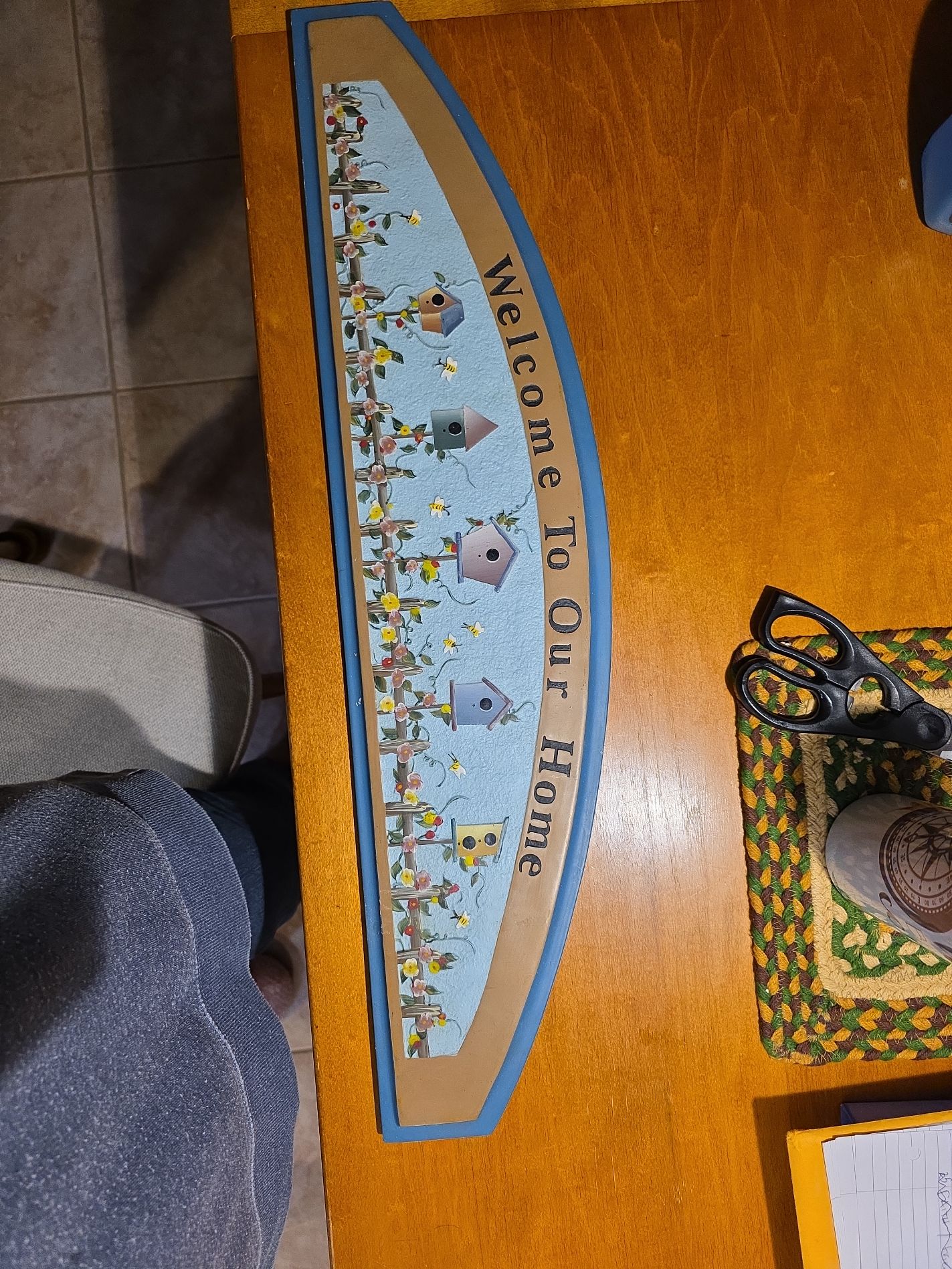 Decorative Welcome Sign with Birdhouse Design