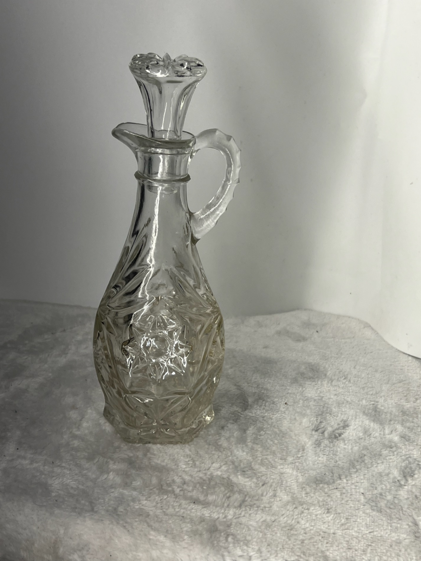 Elegant Glass Decanter with Stopper