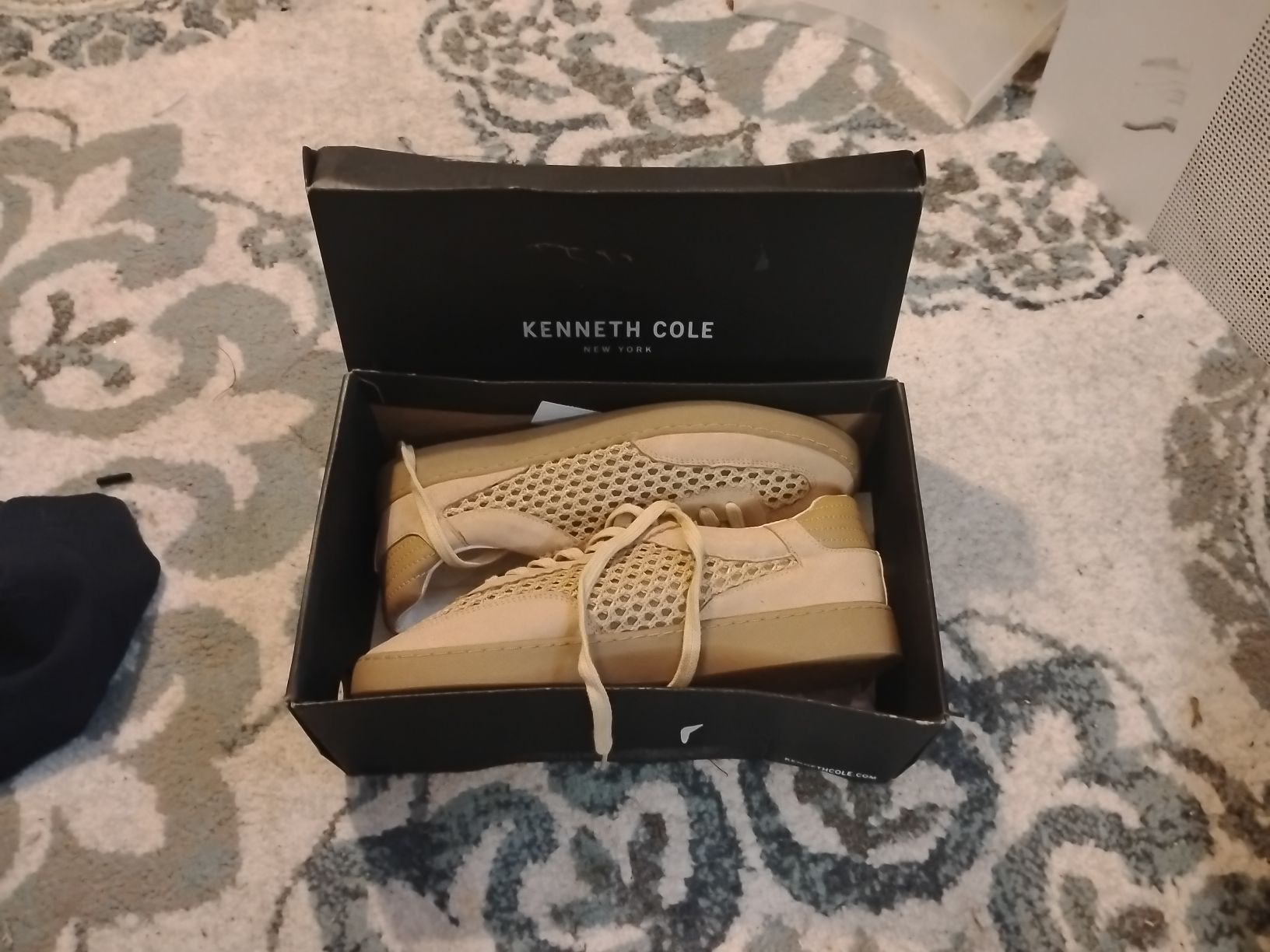 Kenneth Cole Beige Casual Sneakers